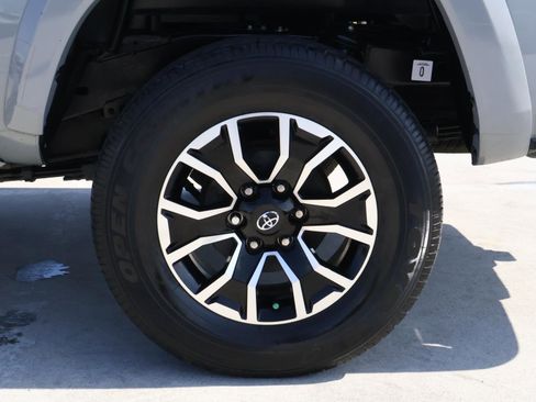 Used 2021 Toyota Tacoma TRD Sport w/ Technology Package image 9