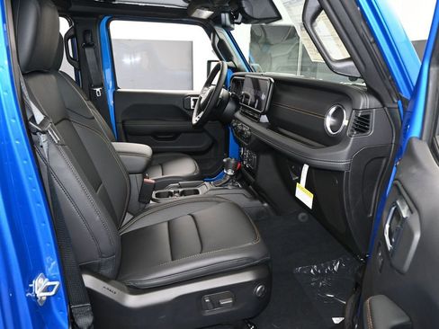 Used 2025 Jeep Wrangler Sahara AWD/4WD image 43