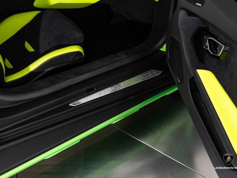 Used 2024 Lamborghini Huracan Sterrato image 40