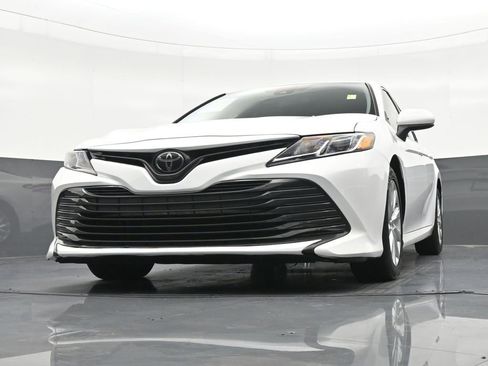 Used 2019 Toyota Camry LE FWD image 30