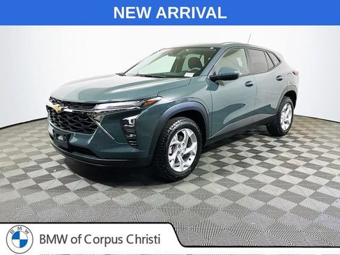 Used 2025 Chevrolet Trax LS w/ LS Convenience Package FWD image 4