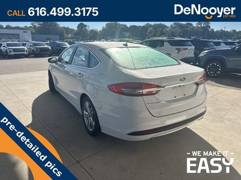 Used 2018 Ford Fusion SE w/ Fusion SE Technology Package image 3