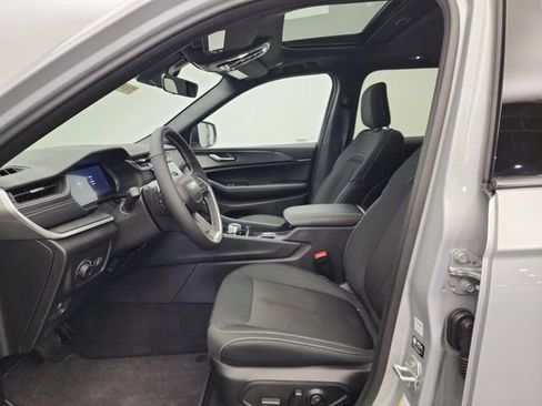 New 2025 Jeep Grand Cherokee Laredo X w/ Luxury Tech Group I image 13