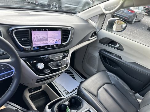 Used 2023 Chrysler Pacifica Touring-L image 23