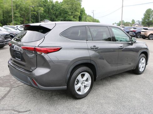 Used 2022 Toyota Highlander LE FWD image 8