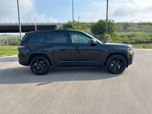 Used 2023 Jeep Grand Cherokee Limited w/ Black Appearance Package AWD/4WD image 6