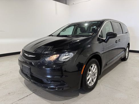 Used 2023 Chrysler Voyager LX image 2