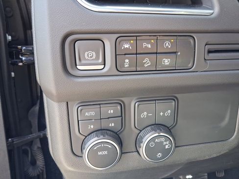 Used 2023 Chevrolet Suburban Z71 w/ Luxury Package image 30