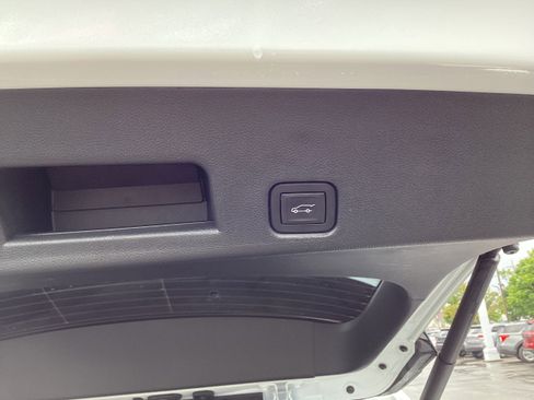 Used 2025 Chevrolet Traverse LT image 16