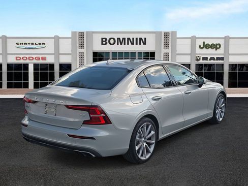 Used 2020 Volvo S60 T5 Momentum image 3