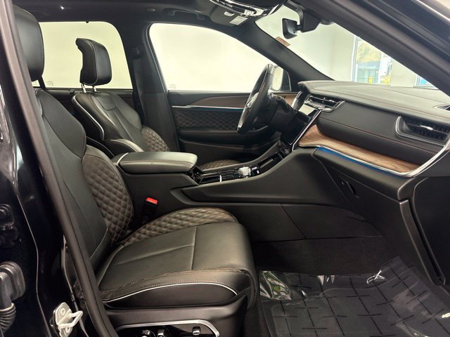 Used 2023 Jeep Grand Cherokee Summit w/ Luxury Tech Group V AWD/4WD image 26