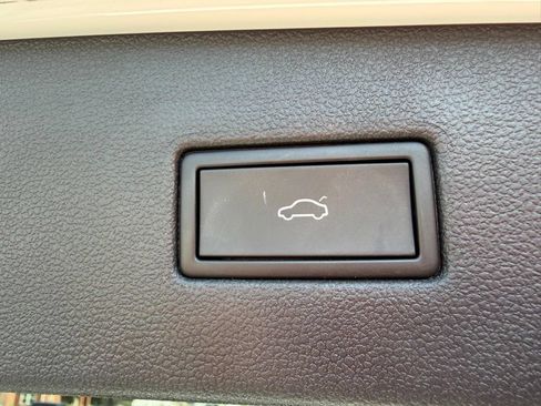 Used 2022 Volkswagen Tiguan SE w/ Panoramic Sunroof Package FWD image 52