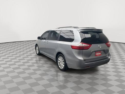 Used 2017 Toyota Sienna XLE Premium image 2