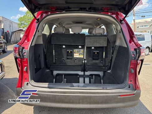 Used 2022 Toyota Sienna LE image 9