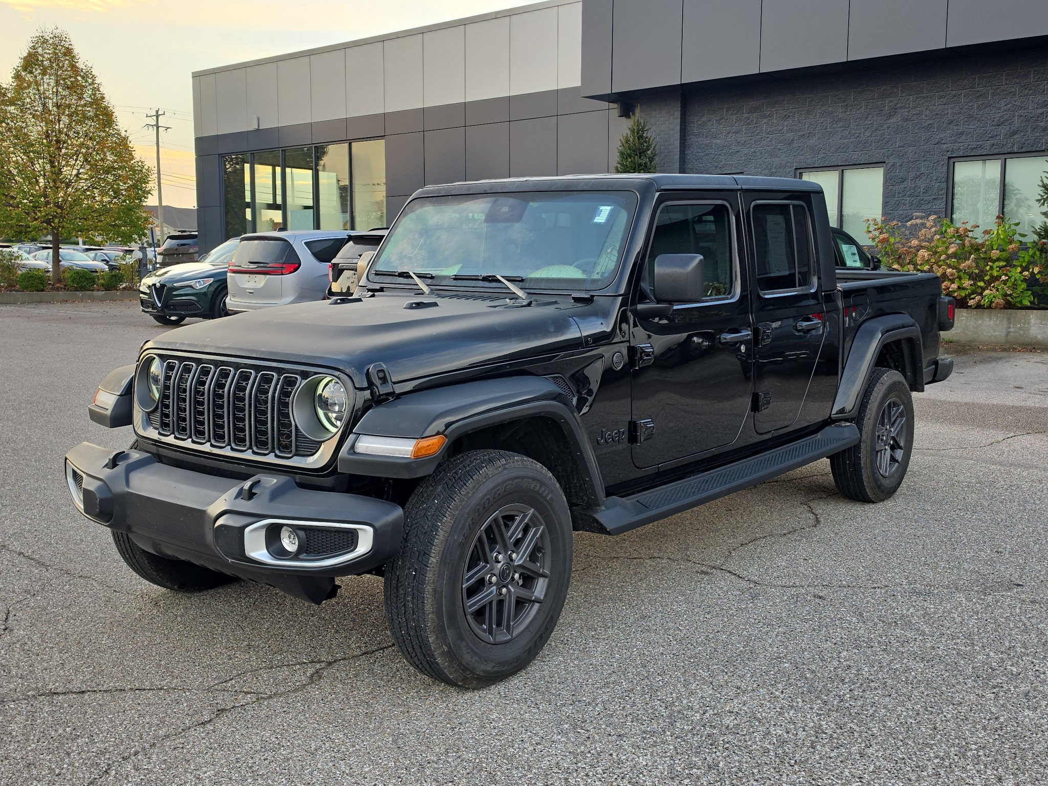 Used 2025 Jeep Gladiator Sport AWD/4WD image 3