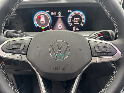 Used 2025 Volkswagen Tiguan SE image 35