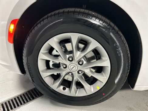 New 2026 Chrysler Pacifica Limited image 9