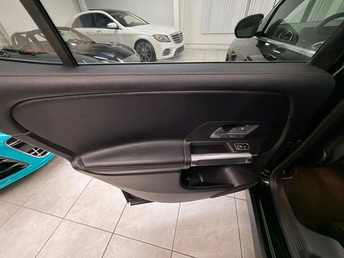 Used 2021 Mercedes-Benz GLB 250 4MATIC w/ Premium Package image 15