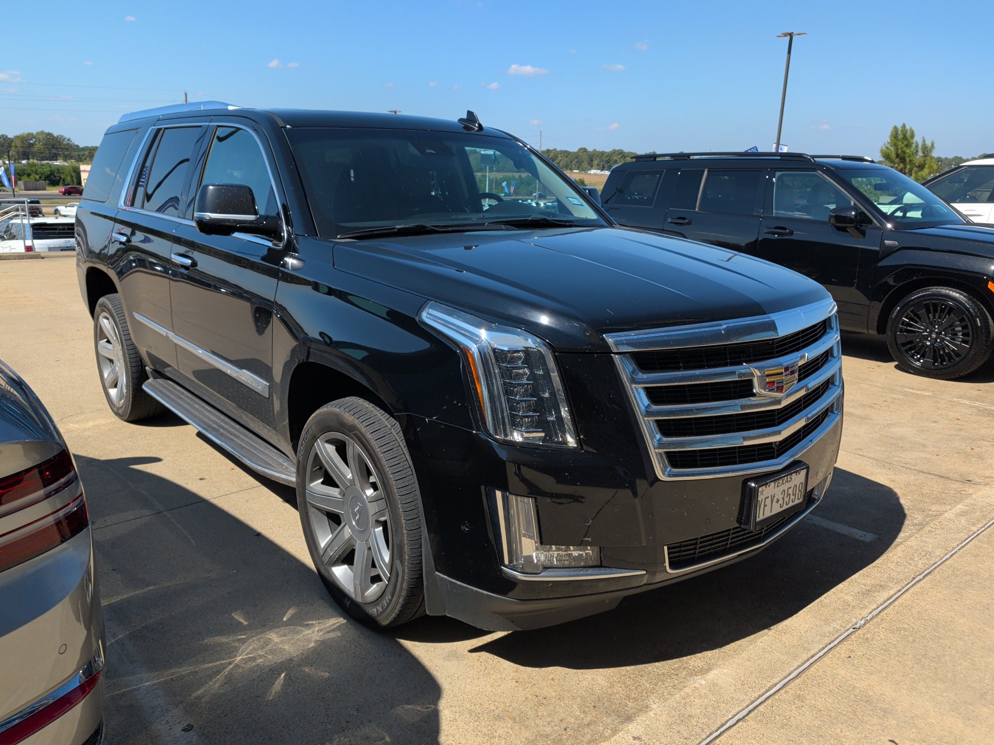 Used 2020 Cadillac Escalade Luxury AWD/4WD image 2
