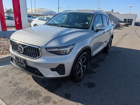 Used 2024 Volvo XC40 B5 Core image 2
