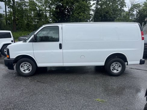 Used 2017 Chevrolet Express 2500 RWD image 2