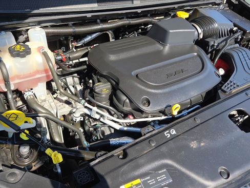 Used 2023 Chrysler Pacifica Limited w/ Uconnect Theater Family Group image 27