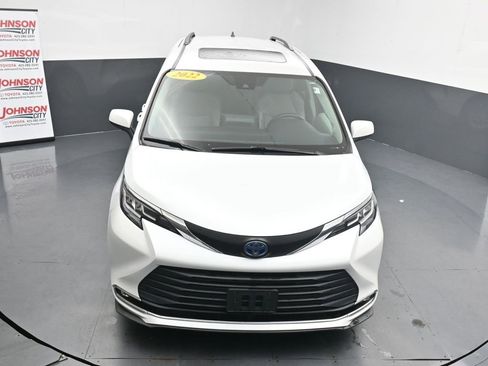 Used 2022 Toyota Sienna XLE image 11