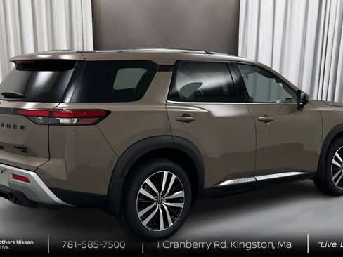 Certified 2024 Nissan Pathfinder Platinum w/ Black Appearance Package AWD/4WD image 5