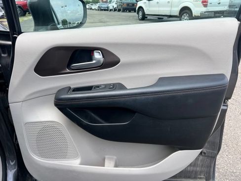 Used 2018 Chrysler Pacifica Touring-L Plus FWD image 9