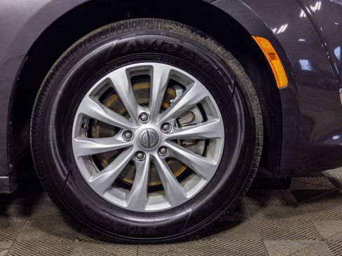 Used 2018 Chrysler Pacifica Touring-L image 53