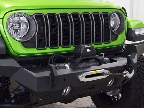 Used 2025 Jeep Gladiator Mojave AWD/4WD image 11