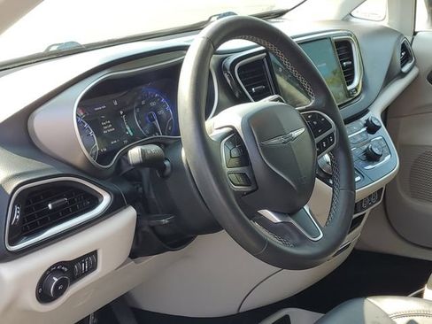 Used 2023 Chrysler Pacifica Touring-L FWD image 9