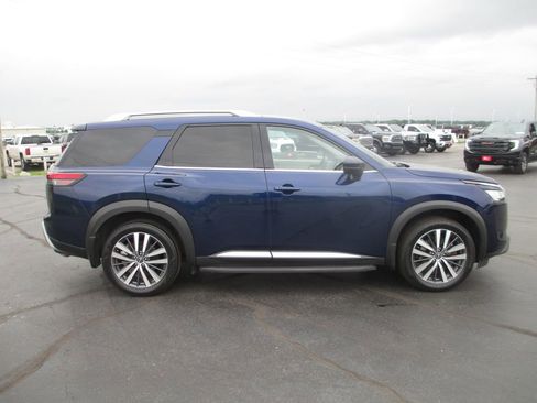 Used 2022 Nissan Pathfinder Platinum w/ Lighting Package (N93) AWD/4WD image 5