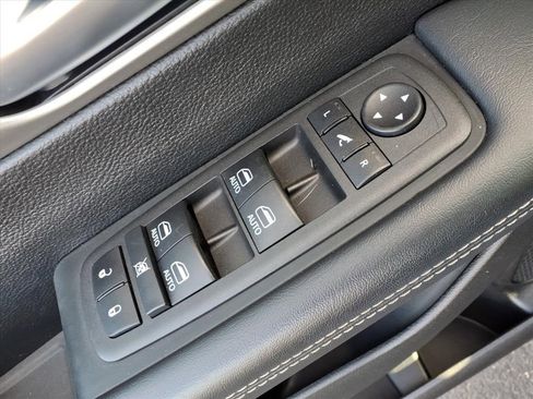 Used 2024 Chrysler Pacifica Premium image 17