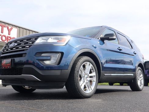 Used 2017 Ford Explorer XLT w/ Equipment Group 202A AWD/4WD image 15