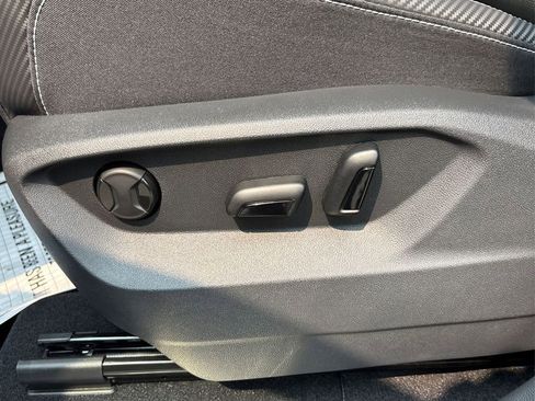 Used 2025 Volkswagen Atlas Cross Sport SE image 25