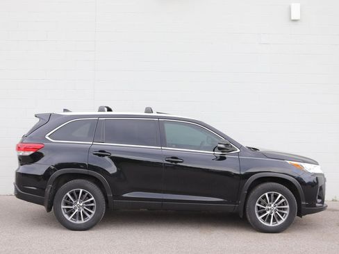 Used 2019 Toyota Highlander XLE AWD/4WD image 38