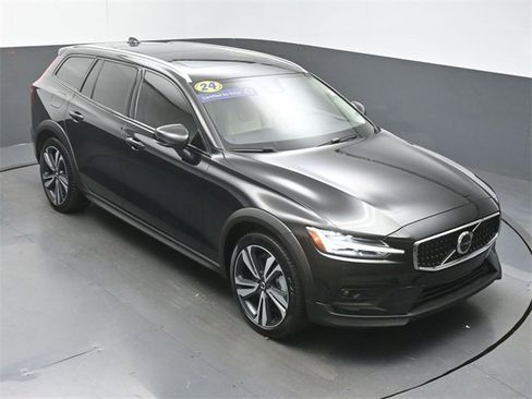 Used 2024 Volvo V60 B5 Cross Country Plus image 43