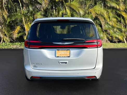 Used 2024 Chrysler Pacifica Touring-L image 6