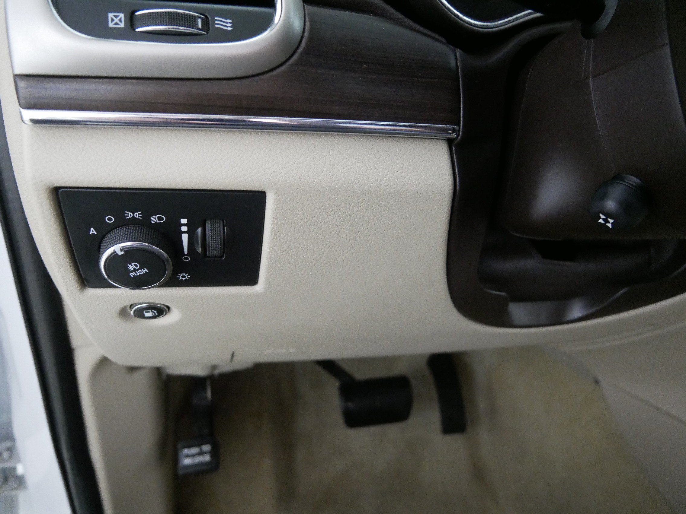 Used 2015 Jeep Grand Cherokee Overland w/ Advanced Technology Group AWD/4WD image 26