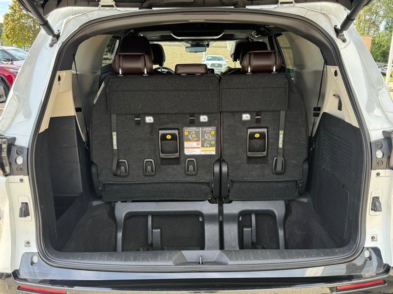 Used 2023 Toyota Sienna Platinum AWD/4WD image 5