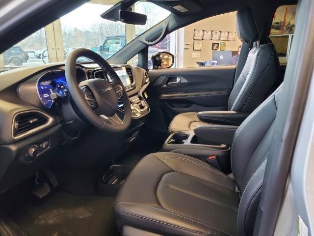 Used 2026 Chrysler Voyager LX FWD image 4