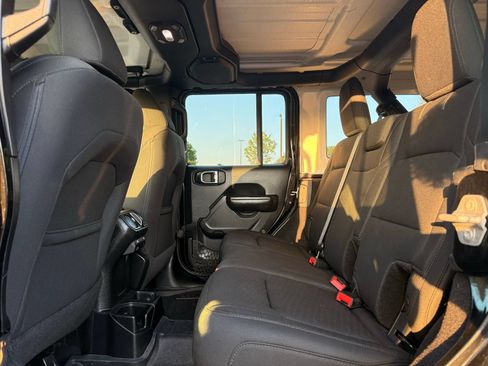 Used 2018 Jeep Wrangler Unlimited Sport S AWD/4WD image 23