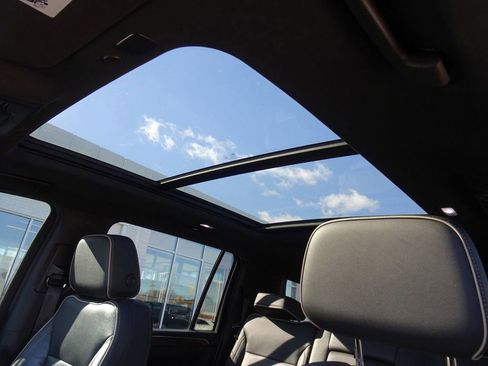 Used 2021 Chevrolet Suburban Premier w/ Premium Package image 12