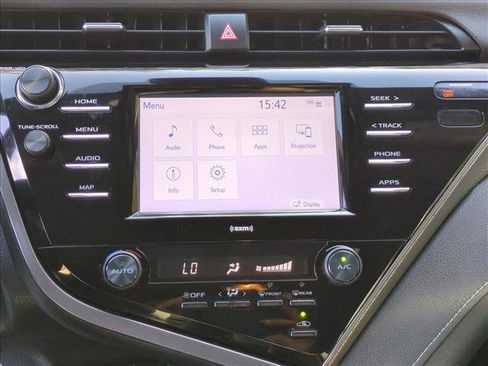 Used 2020 Toyota Camry SE image 15