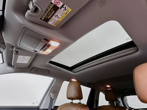 Used 2019 Toyota Highlander Limited FWD image 11