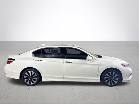 Used 2017 Honda Accord Touring image 5