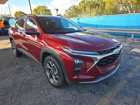 Used 2025 Chevrolet Trax LT w/ LT Convenience Package image 2