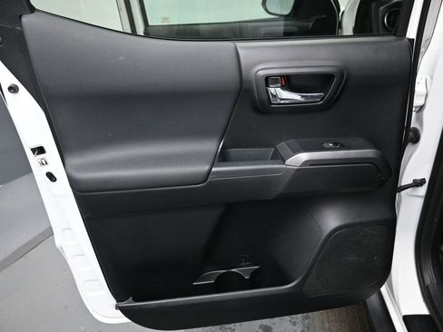 Used 2018 Toyota Tacoma TRD Sport image 27