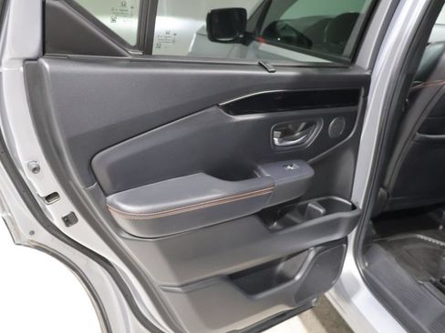 Used 2025 Honda Pilot TrailSport image 17